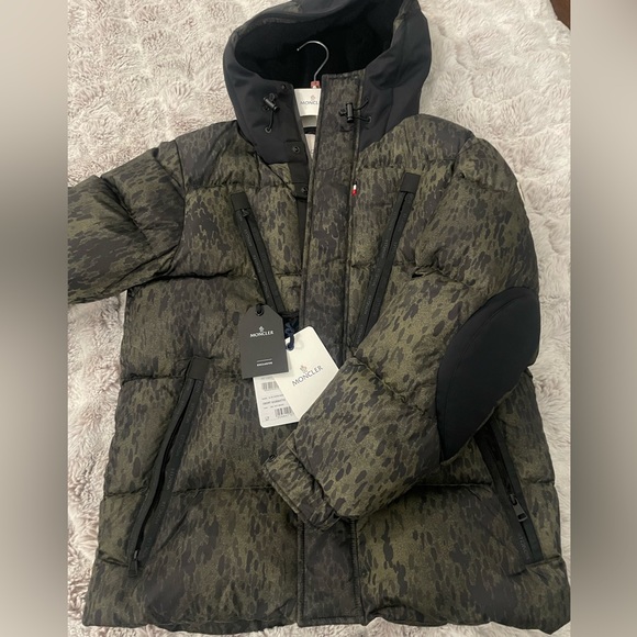 Moncler Rare Obert Giubbotto Jacket in Leopard Sz 2 - Picture 5 of 16